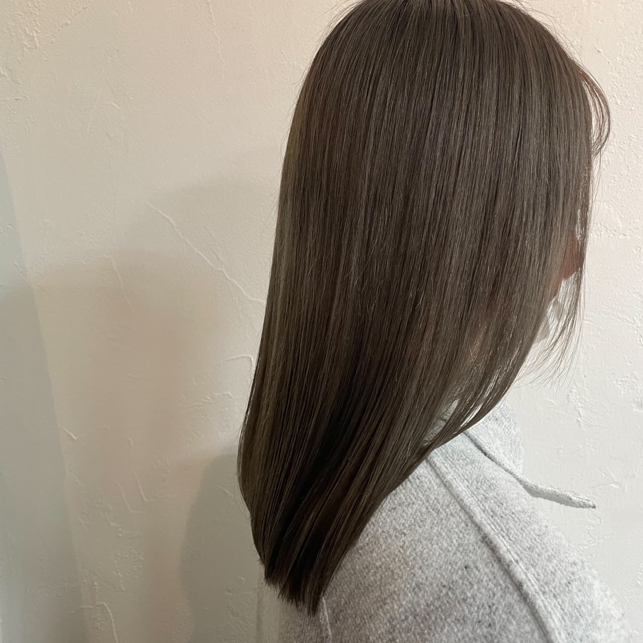 ベーシック縮毛矯正(アイロンストレート) 強いクセをアルカリ剤・ヘアアイロンを使用し真っ直ぐに伸ばします。