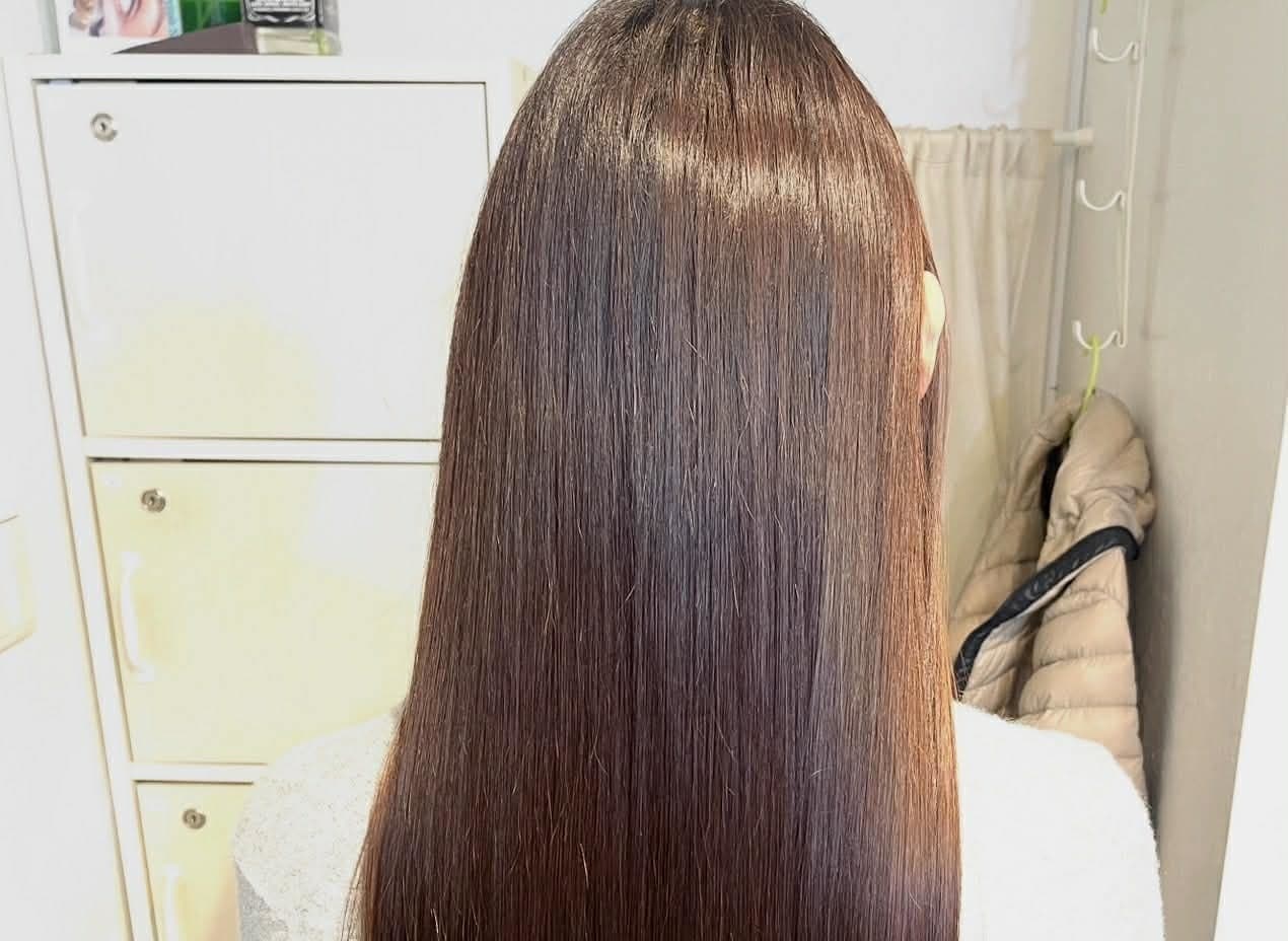 ナチュラルヘナの施術事例。ロングヘアの女性の写真
